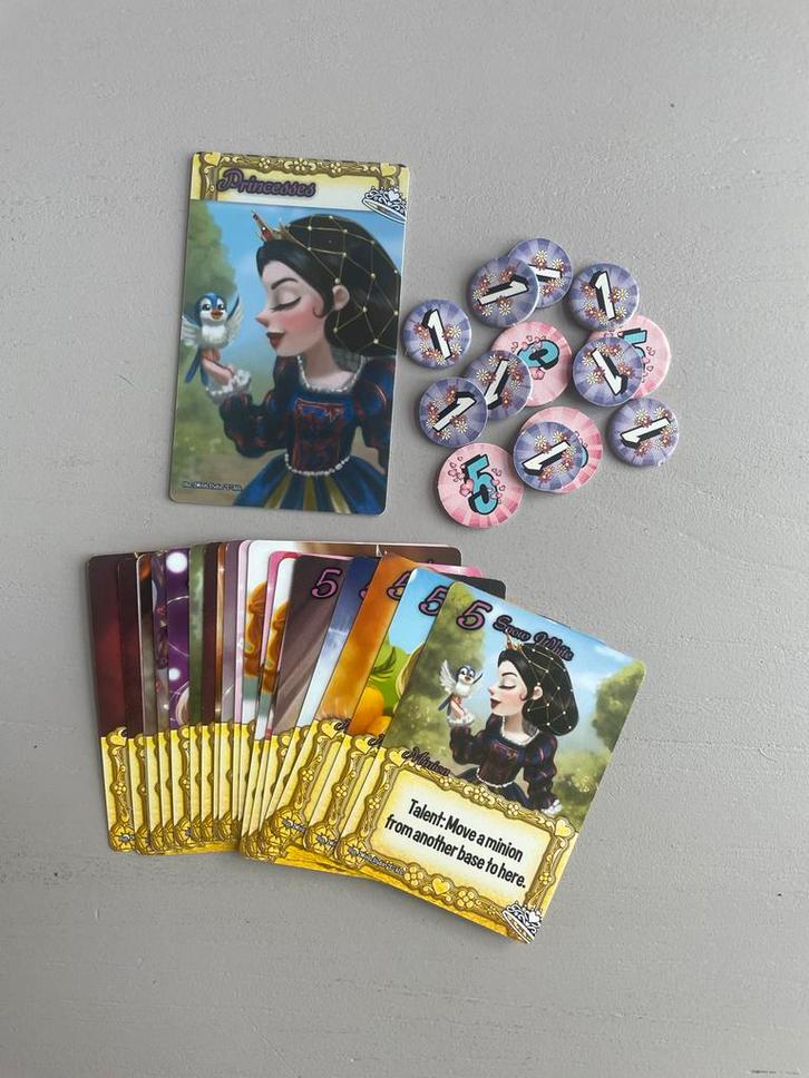 Smash Up: Princesses, Hobby en Vrije tijd, Gezelschapsspellen | Kaartspellen, Zo goed als nieuw, Een of twee spelers, Drie of vier spelers