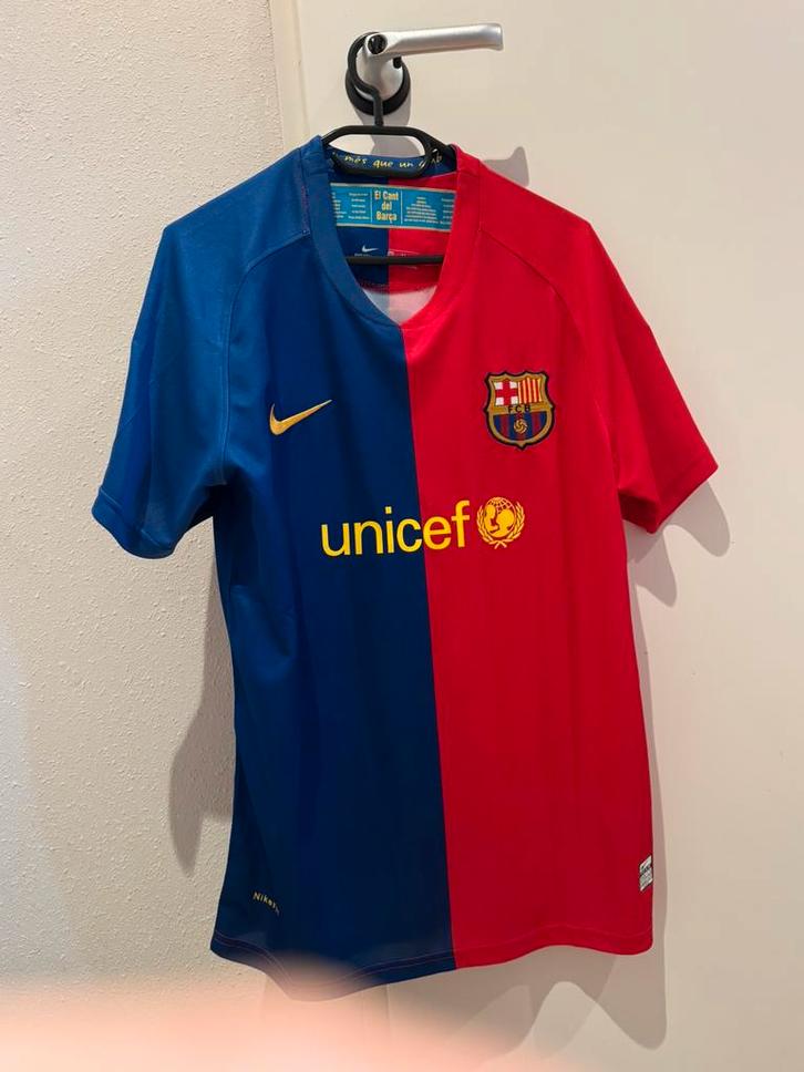 2 voetbalshirts messi barcalona en rapheal leao ac milaan, Sport en Fitness, Voetbal, Gebruikt, Shirt, Maat M, Ophalen of Verzenden