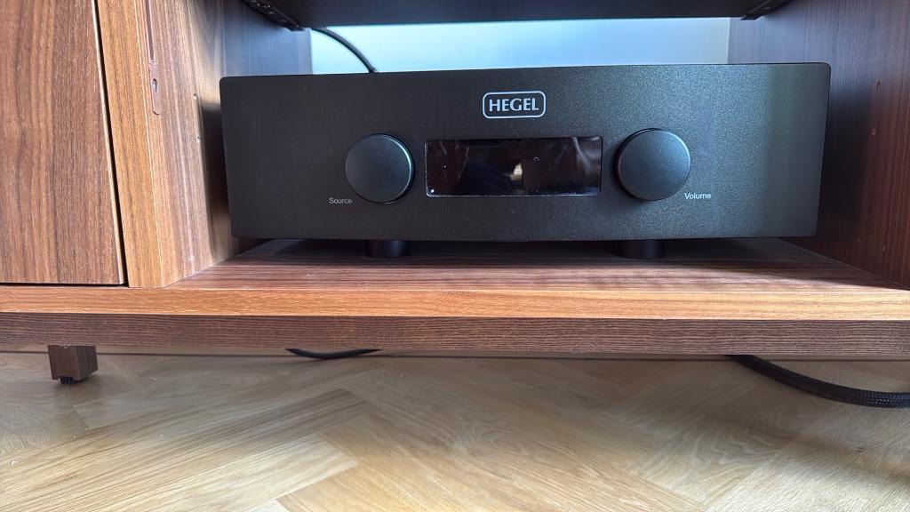 Hegel H390 versterker met DAC, AirPlay en Roon, Audio, Tv en Foto, Versterkers en Receivers, Zo goed als nieuw, 120 watt of meer