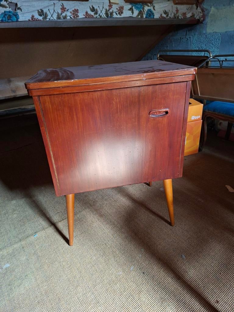 Vintage naaikastje met conische pootjes, Ophalen