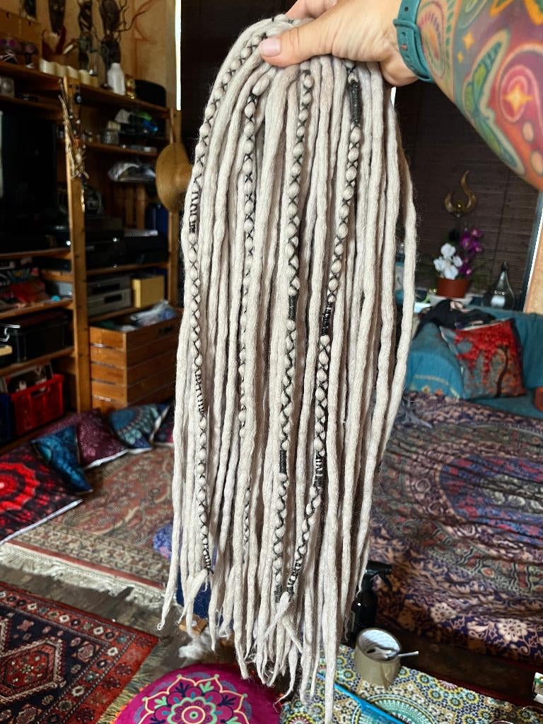 60 splinternieuwe beige/grijze wol dreads nu voor 160€, Sieraden, Tassen en Uiterlijk, Uiterlijk | Haarverzorging, Ophalen of Verzenden