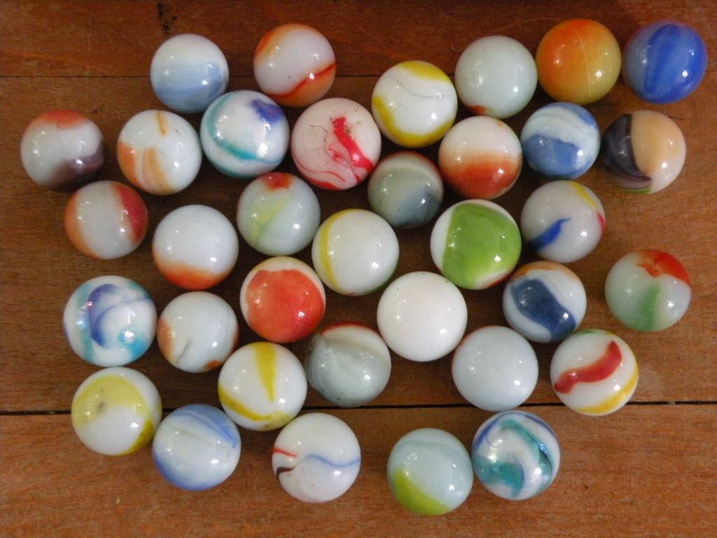 Knikkers. Wit met een kleur., Kinderen en Baby's, Speelgoed | Buiten | Los speelgoed, Ophalen of Verzenden, Zo goed als nieuw