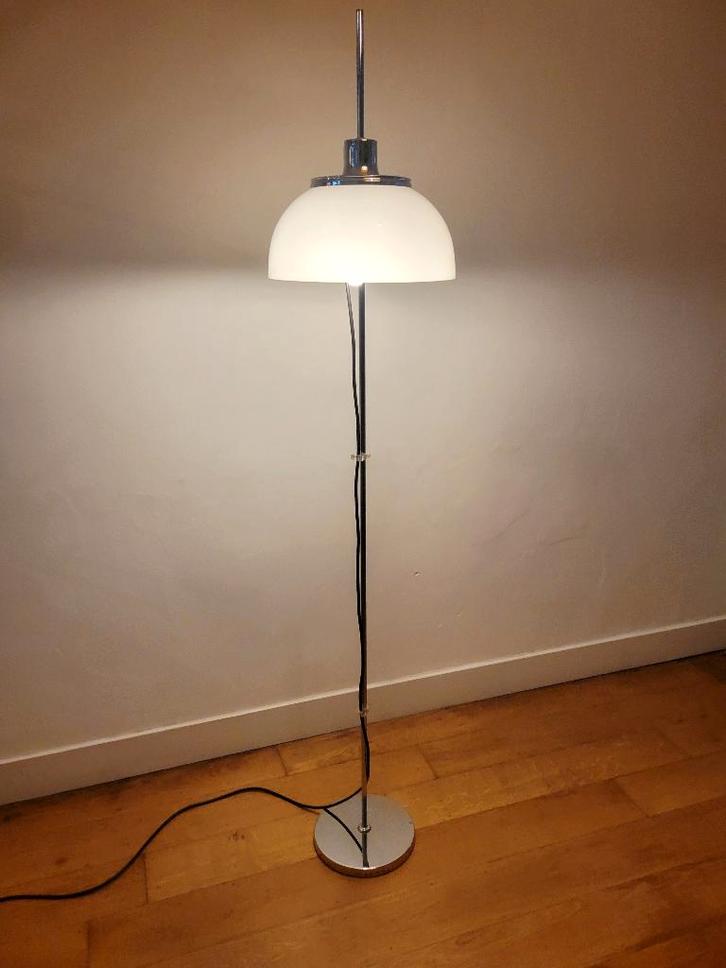 Vintage Faro vloerlamp van Harvey Guzzini, Huis en Inrichting, Lampen | Vloerlampen, Gebruikt, 150 tot 200 cm, Glas, Kunststof