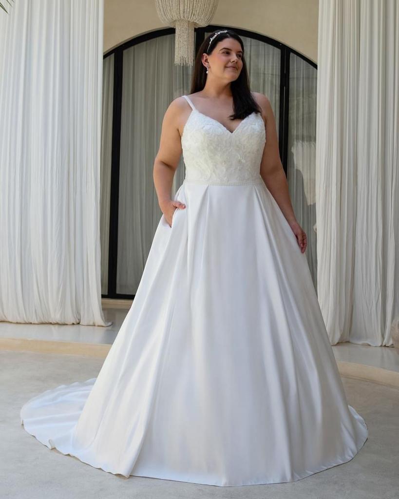 Trouwjurk maat 44 met satijnen rok, Kleding | Dames, Trouwkleding en Trouwaccessoires, Ophalen of Verzenden, Zo goed als nieuw