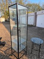 Vitrinekast met bijpassende ronde tafel, Ophalen, Minder dan 50 cm, Met deur(en), Zo goed als nieuw