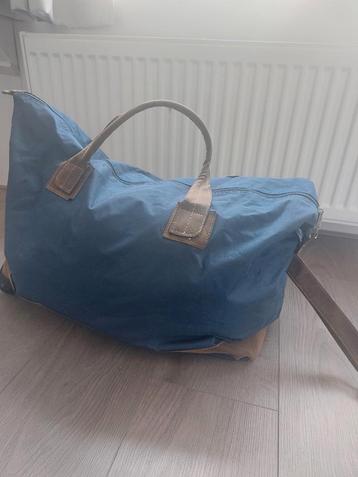 Weekendtas met wieltjes en toilettas beschikbaar voor biedingen