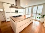 Moderne keuken met kookeiland en Siemens apparatuur, Ophalen, Gebruikt, Wit, Kunststof