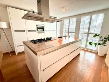 Moderne keuken met kookeiland en Siemens apparatuur beschikbaar voor biedingen