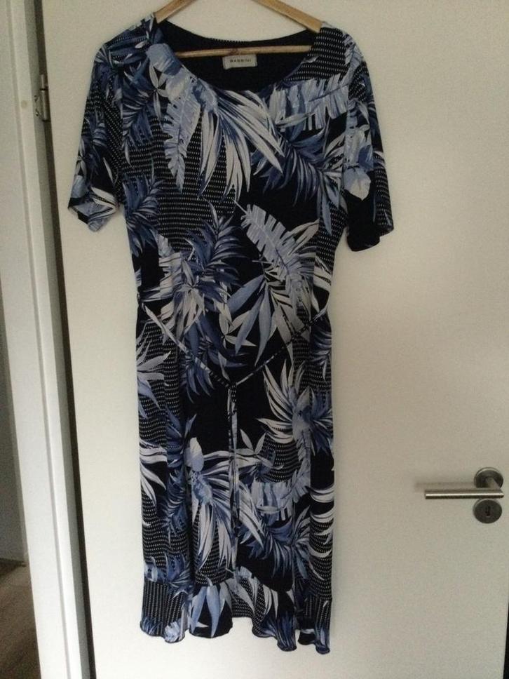 Vlotte jurk van Bassini, Kleding | Dames, Jurken, Zo goed als nieuw, Maat 42/44 (L), Blauw, Onder de knie, Ophalen of Verzenden