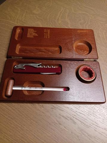 KISTJE MET WIJNACCESSOIRES - COLLECTORS ITEM PTT beschikbaar voor biedingen