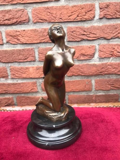 bronzen beeld van een knielend naakt, licht erotisch, Antiek en Kunst, Antiek | Koper en Brons, Brons, Ophalen of Verzenden