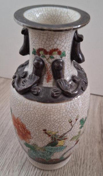 Grijs Chinees vaasje met zwarte ornamenten 17 cm hoog beschikbaar voor biedingen