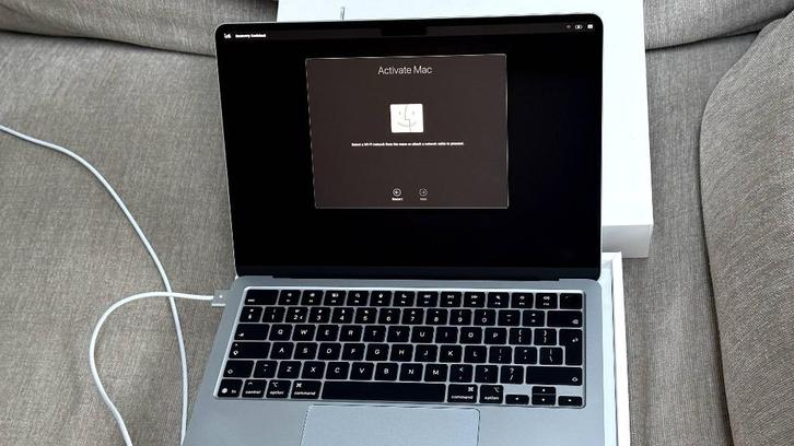 2025 Macbook Air M3 13inch  (512GB) *Minor Water Damage*, Computers en Software, Apple Macbooks, Zo goed als nieuw, MacBook Air