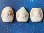 Drie kleine schelp camees: madonna, Maria, Antiek en Kunst, Antiek | Religie, Ophalen of Verzenden