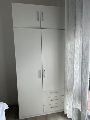 Witte kleding kast beschikbaar voor biedingen