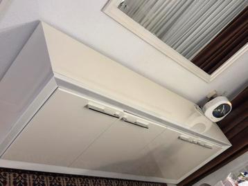 Hoogglans wit dressoir beschikbaar voor biedingen