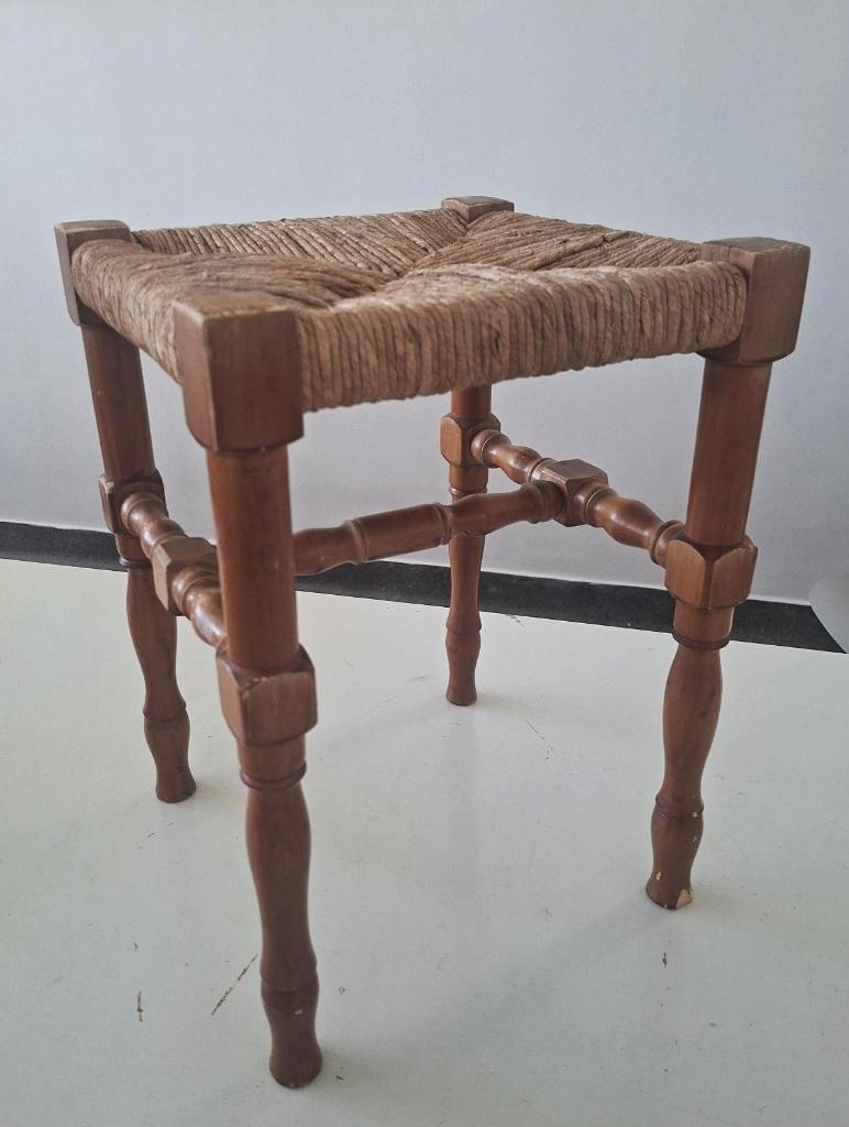 vintage houten kruk met biezen zitting jaren 50-60 retro, Ophalen of Verzenden, Gebruikt, Hout