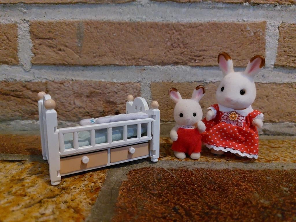 Sylvanian families grote zus en baby chocoladekonijn met bed, Ophalen of Verzenden, Zo goed als nieuw, Poppenhuis