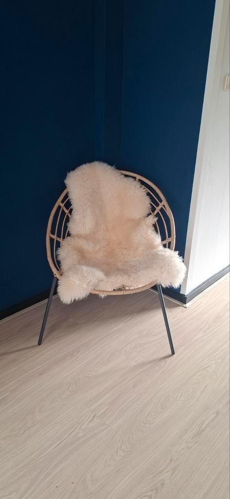 Rotan Stoel met Schapenvacht, Huis en Inrichting, Stoelen, Zo goed als nieuw, Eén, Metaal, Riet of Rotan, Bruin, Ophalen