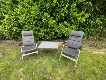 Camping klapstoelen en tafel beschikbaar voor biedingen