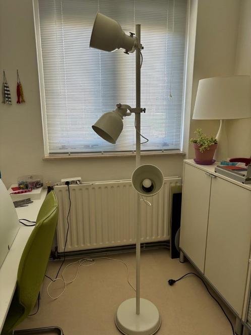 Echt nog nieuw witte HEKTOR staande lamp IKEA, Huis en Inrichting, Lampen | Vloerlampen, Zo goed als nieuw, 150 tot 200 cm, Metaal