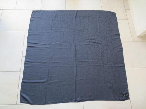 CK Calvin Klein monogram sjaal / omslagdoek 112 x 113 cm, Kleding | Dames, Mutsen, Sjaals en Handschoenen, Zo goed als nieuw, Sjaal