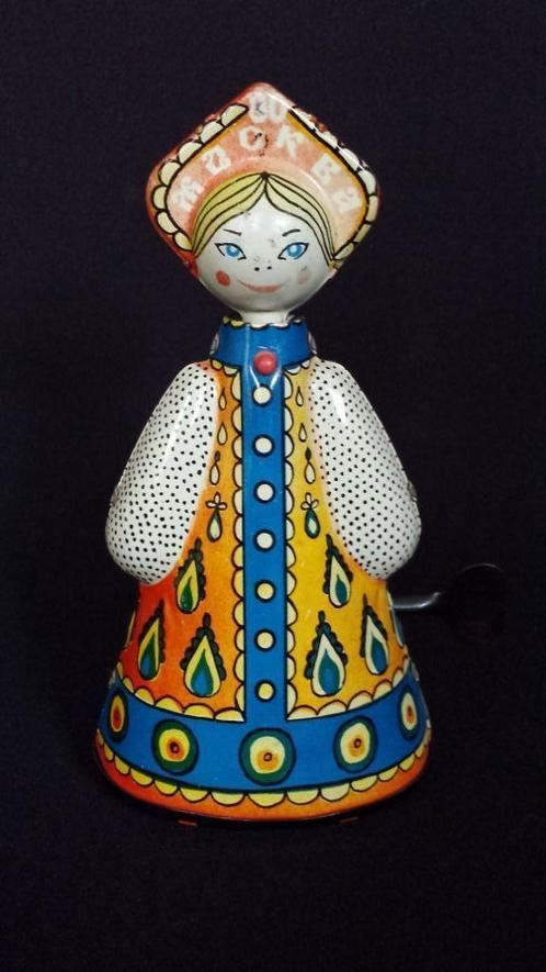 DANSPOPJE uit Rusland, Souvenir OLYMPISCHE Spelen Mockba '80, Antiek en Kunst, Antiek | Speelgoed, Ophalen of Verzenden