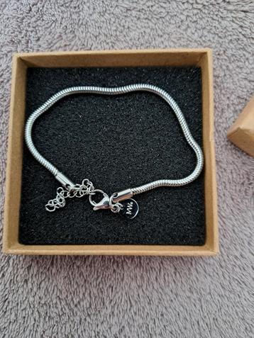 Zilverkleurige armband beschikbaar voor biedingen