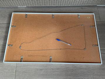 Kunstwerk met witte lijst en spiegelglas beschikbaar voor biedingen