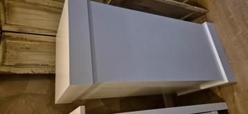 Zuil groot wit beschikbaar voor biedingen