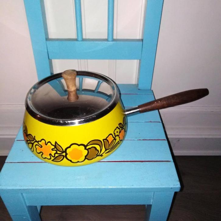 Vintage emaille fonduepan geel met bloemen met houten steel, Antiek en Kunst, Antiek | Emaille, Ophalen