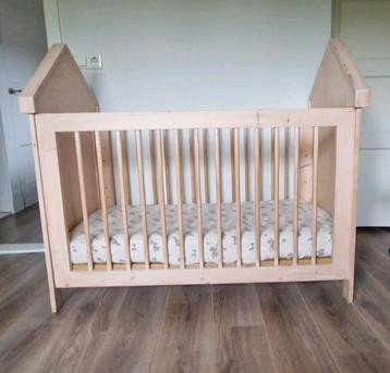 Robuust massief houten ledikant (60x120 cm)
 beschikbaar voor biedingen