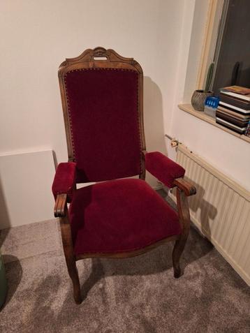 Antieke Stoel met Rode Bekleding beschikbaar voor biedingen