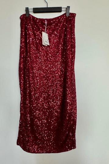 Pailletten rok met split, rood maat XL. Nieuw, beschikbaar voor biedingen