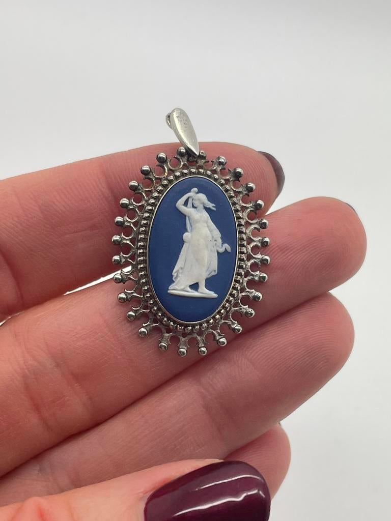 B619 Prachtige zilveren Wedgewood hanger blauwe jaspis, Ophalen of Verzenden, Zilver, Hanger, Met edelsteen