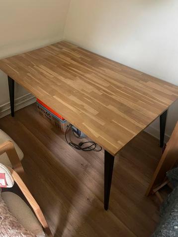 Eiken tafel met metalen poten beschikbaar voor biedingen