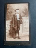 cdv carte de visite jongen Gorinchem W Pelgrom rijglaarsjes, Verzamelen, Verzenden, Foto, Zo goed als nieuw, Voor 1940