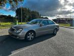 Mercedes-Benz E-Klasse 2.6 E240 Sedan AUT 2004 Grijs, Auto's, Automaat, Achterwielaandrijving, 2597 cc, 1505 kg