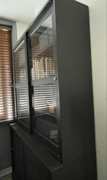 Vitrinekast met schuifdeuren beschikbaar voor biedingen