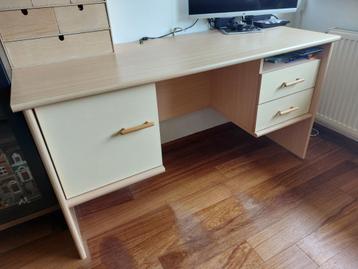 Bureau met lades en deur beschikbaar voor biedingen