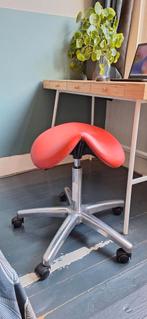 Zadelkruk rood verstelbaar in hoogte met wieltjes, Huis en Inrichting, Ophalen, Gebruikt, Bureaukruk, Rood