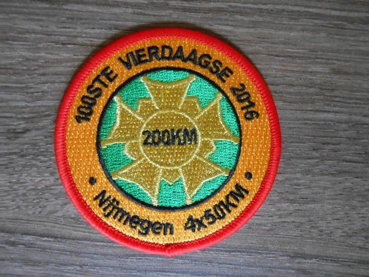100ste vierdaagse badge 2016 4 x 50 km, Verzamelen, Militaria | Algemeen, Landmacht, Embleem of Badge, Nederland, Ophalen of Verzenden
