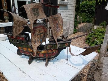 Vintage modelboot hout met leren zeilen beschikbaar voor biedingen