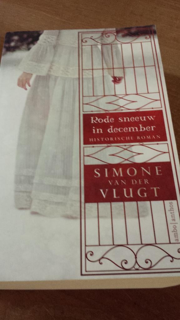 Simone van der Vlugt - Rode sneeuw in december, Boeken, Ophalen of Verzenden, Zo goed als nieuw, Simone van der Vlugt