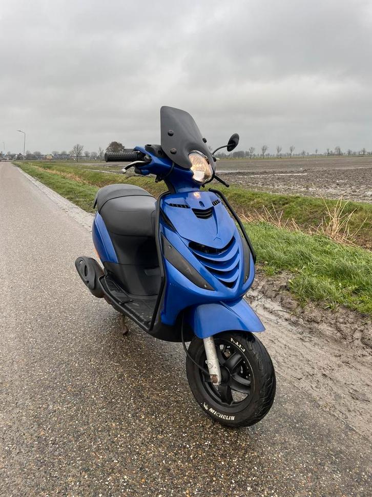Piaggio zip 4takt 2011 geel kenteken, Fietsen en Brommers, Scooters | Piaggio, Gebruikt, Zip, Benzine, Ophalen