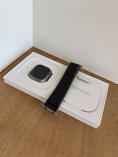 Apple Watch Ultra 2 49mm Titanium Blauw Zwart TrailbandjeM/L, Sieraden, Tassen en Uiterlijk, Sporthorloges, Zo goed als nieuw