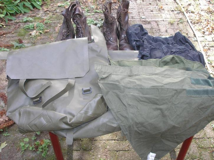 Klein kavel standaarduitrusting, Verzamelen, Militaria | Algemeen, Landmacht, Kleding of Schoenen, Nederland, Ophalen of Verzenden