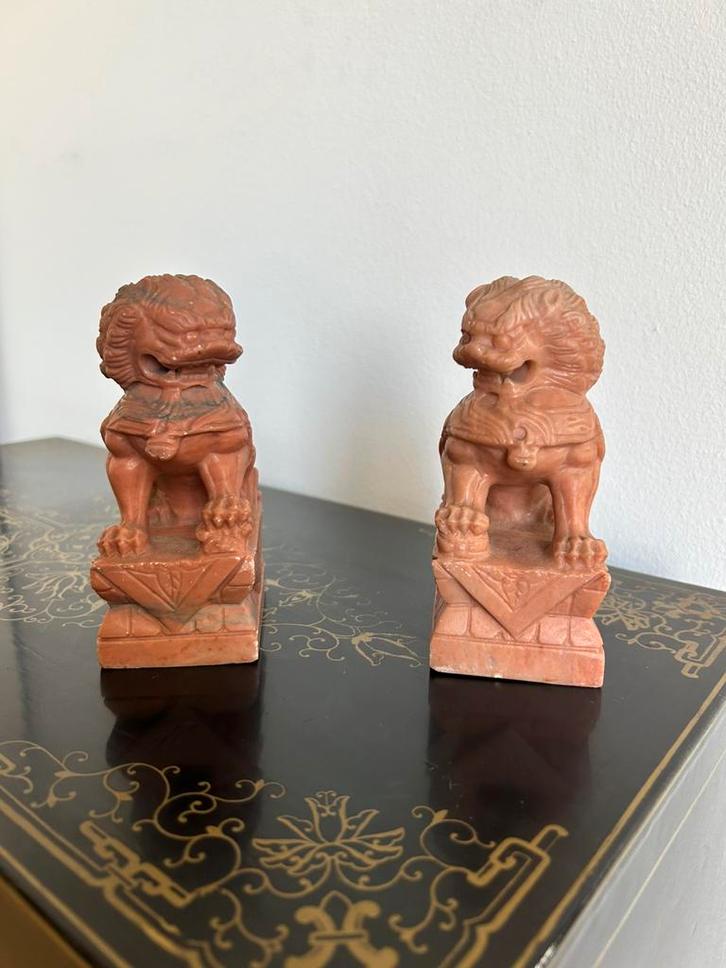 Twee Chinese spekstenen foo dogs (tempelleeuwen), Antiek en Kunst, Kunst | Niet-Westerse kunst, Verzenden