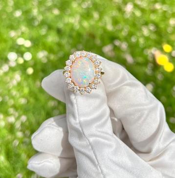 18 karaats ring bezet met natuurlijke opaal en diamant