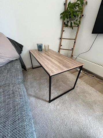 Zeer nette salontafel beschikbaar voor biedingen